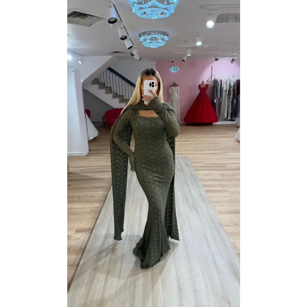 Abendkleid Ajda in Grün – Komplettansicht des modernen Kleides mit fließender Schleppe für Hochzeiten bei Miss LIMA in Hanau