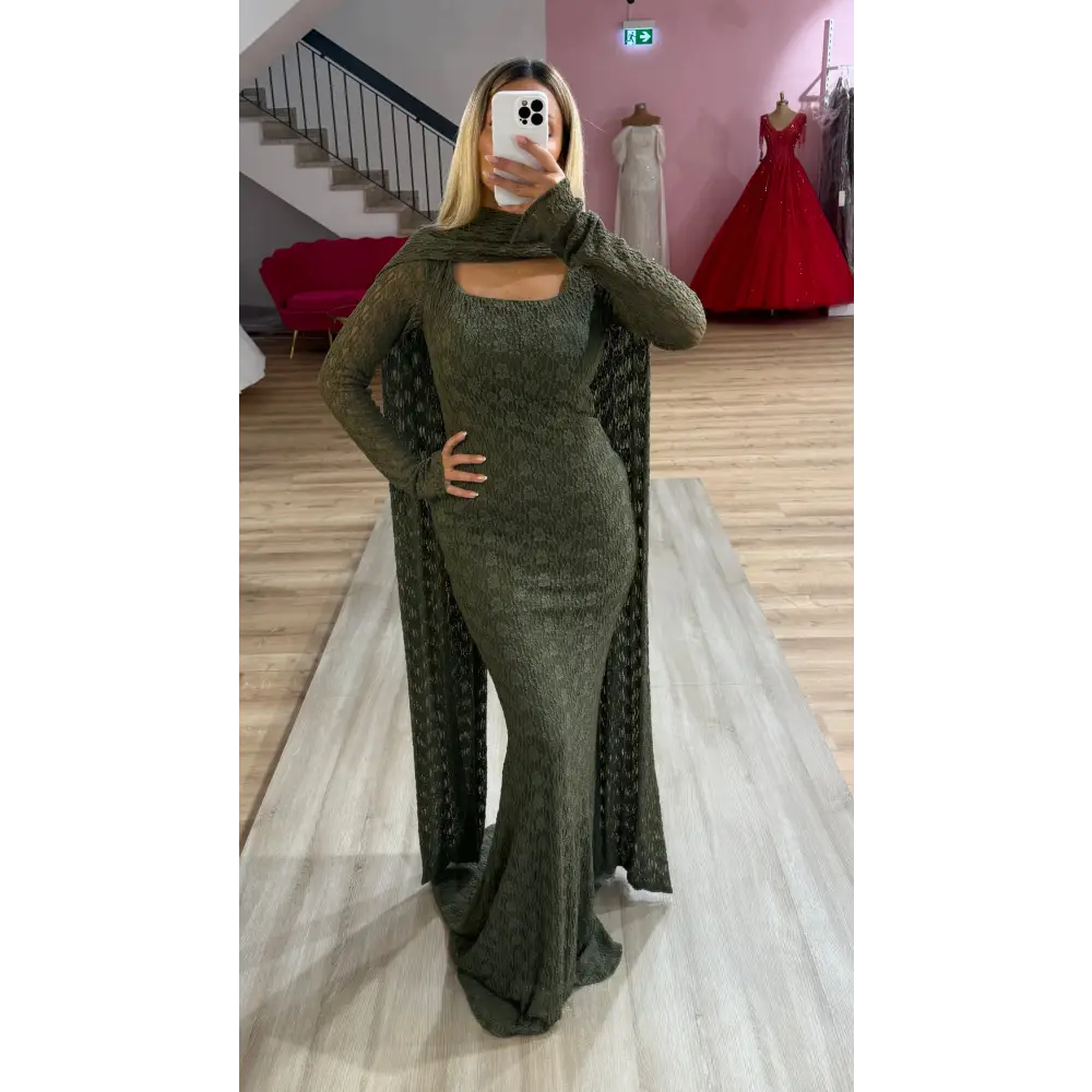 Abendkleid Ajda in Grün – Vorderansicht des glamourösen Kleides mit Cutout-Detail bei Miss LIMA in Hanau