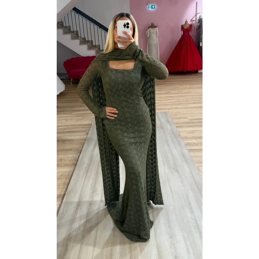 Abendkleid Ajda in Grün – Elegantes bodenlanges Kleid mit Cutout und langen Ärmeln für festliche Events bei Miss LIMA in Hanau