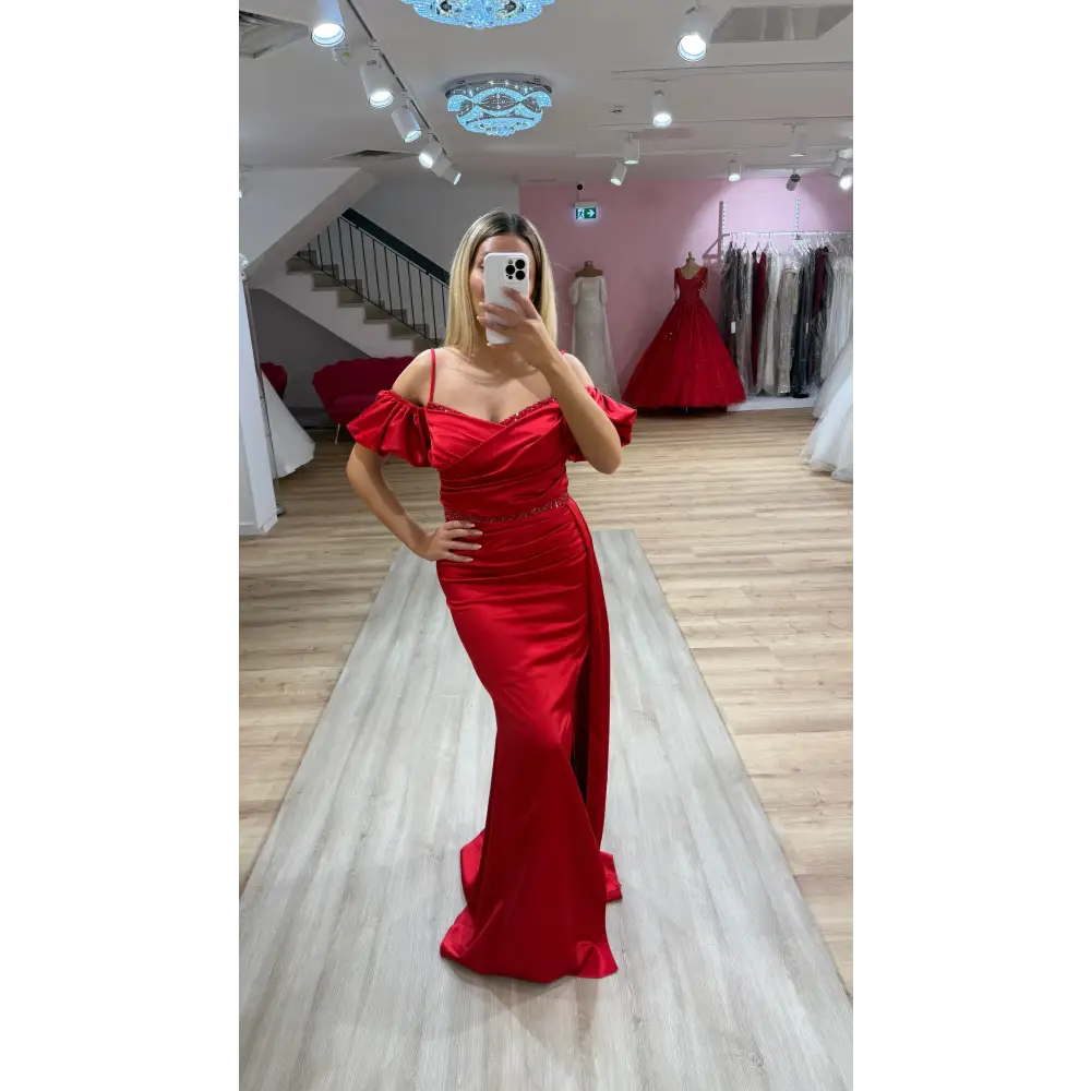 Abendkleid Arda in Rot – Elegante Detailansicht mit Off-Shoulder-Design bei Miss LIMA in Hanau