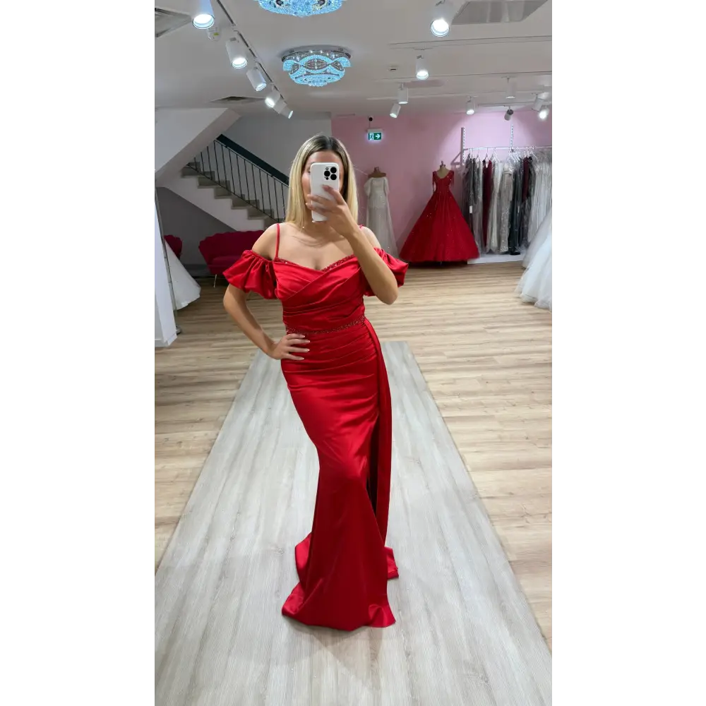 Abendkleid Arda in Rot – Leidenschaftliches bodenlanges Kleid mit femininer Silhouette für Galas bei Miss LIMA in Hanau