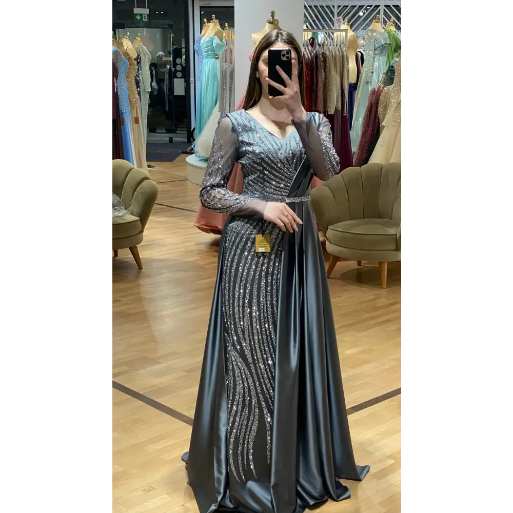 Abendkleid Arzu in Grau – Elegantes Paillettenkleid mit Cape und langen Ärmeln für festliche Anlässe bei Miss LIMA in Hanau