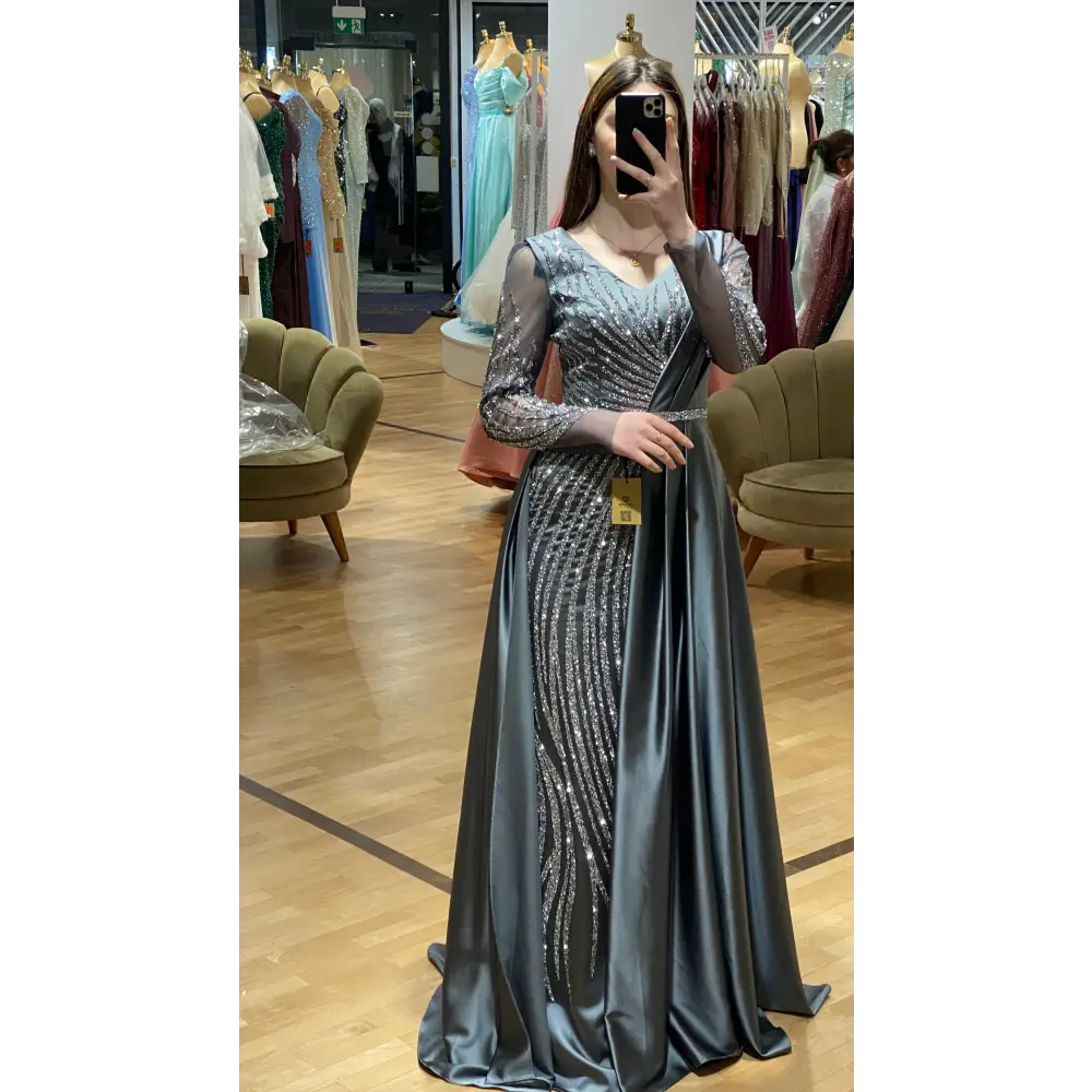 Abendkleid Arzu in Grau – Frontansicht des glamourösen Paillettenkleides mit Cape bei Miss LIMA in Hanau.