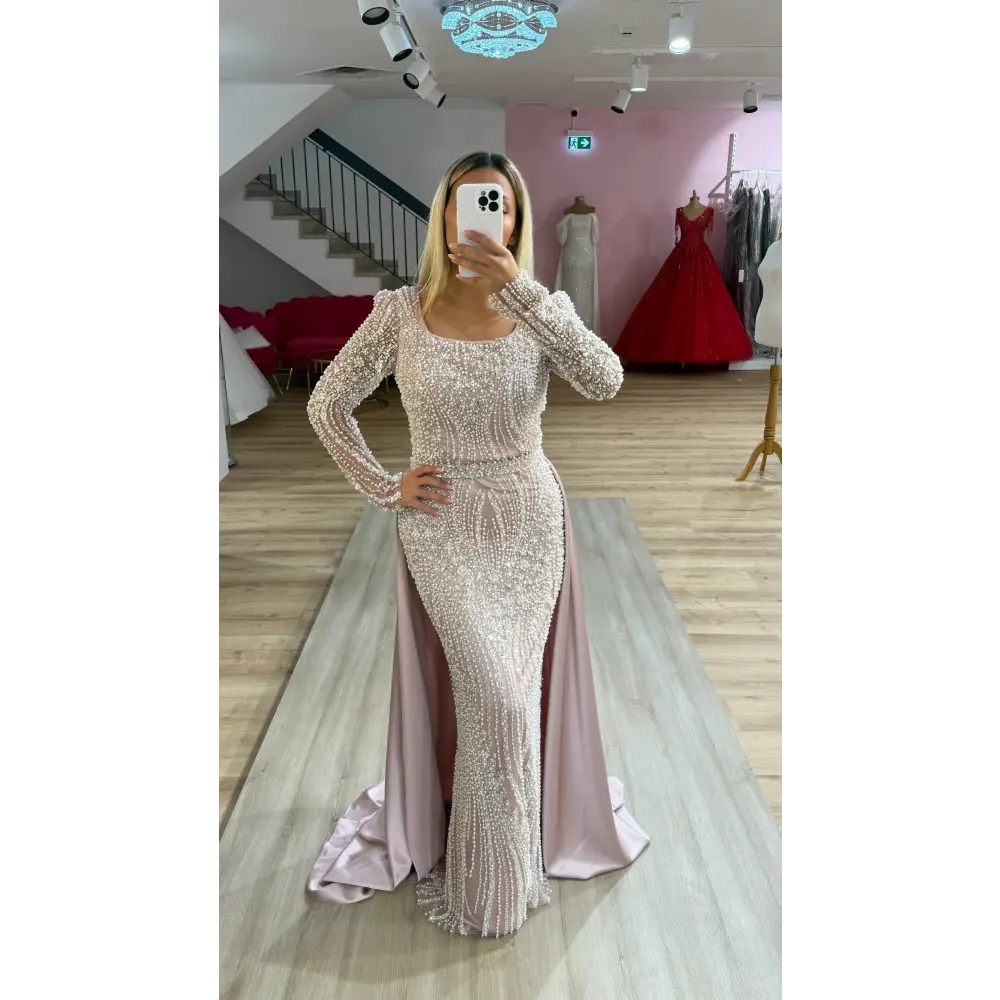 Abendkleid Arzu in Rosa – Nahaufnahme der Glitzer-Verzierungen & des figurbetonten Schnitts.