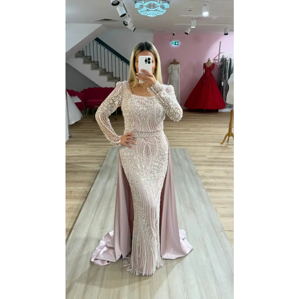 Abendkleid Arzu in Rosa – Seitenansicht mit Detailblick auf die rosa Schleppe.