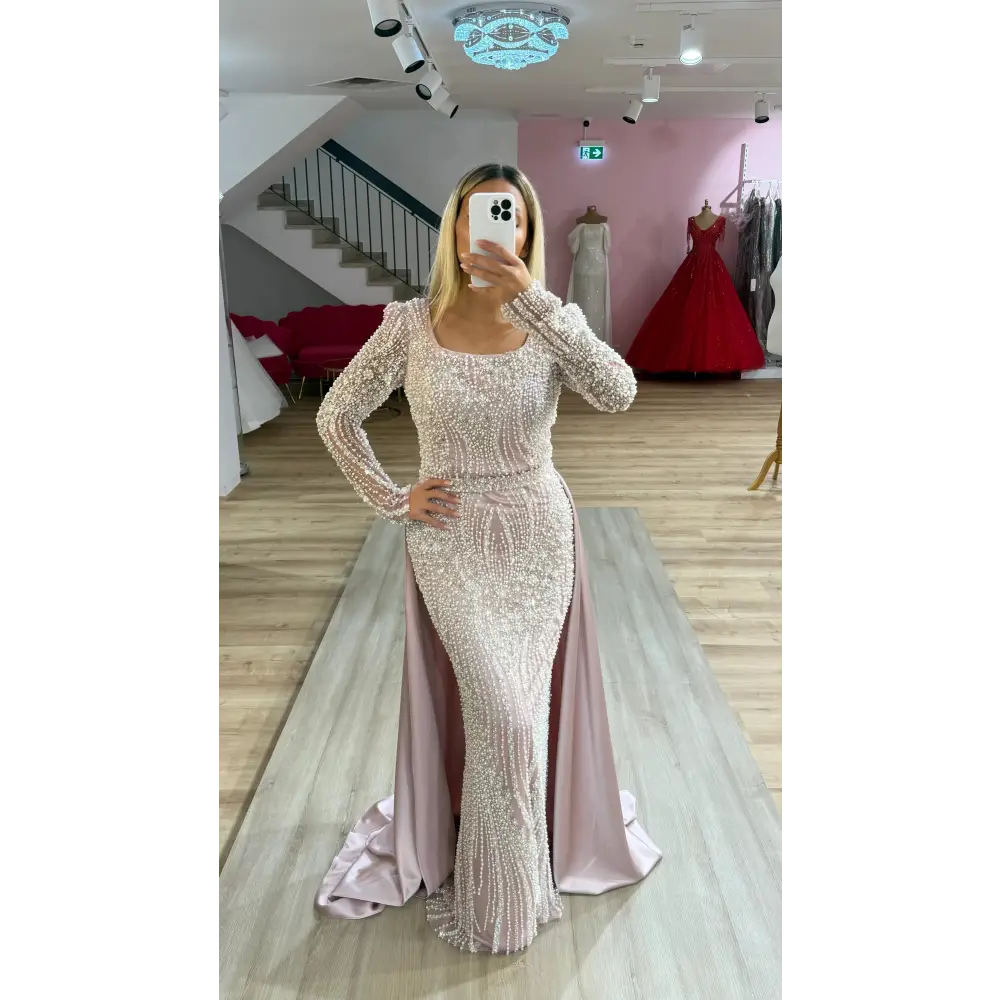 Abendkleid Arzu in Rosa – glamouröses Abendkleid mit Glitzer-Details & Schleppe für Hochzeiten bei Miss LIMA in Hanau.