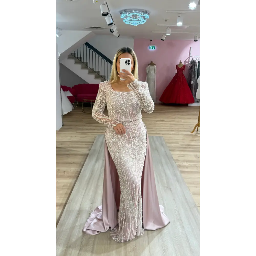 Abendkleid Arzu in Rosa – Detailansicht des glamourösen Abendkleides mit Glitzer-Oberteil.