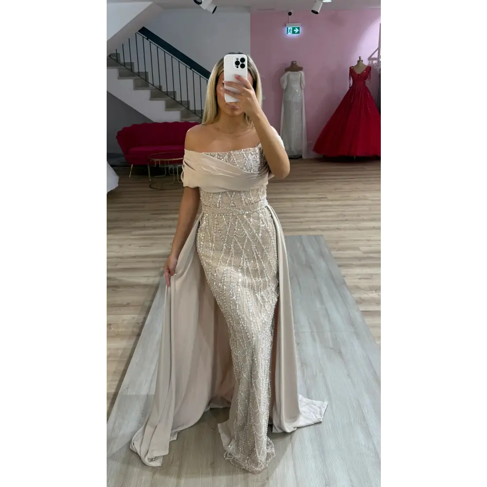 Abendkleid Dora in Beige – Zeitloses bodenlanges Kleid mit femininer Silhouette für Hochzeiten bei Miss LIMA in Hanau
