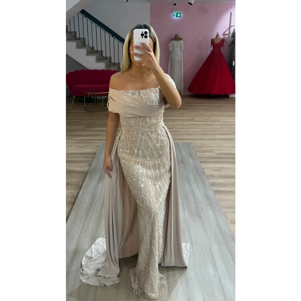 Abendkleid Dora in Beige – Detailansicht des eleganten Kleides mit Cape für festliche Events bei Miss LIMA in Hanau