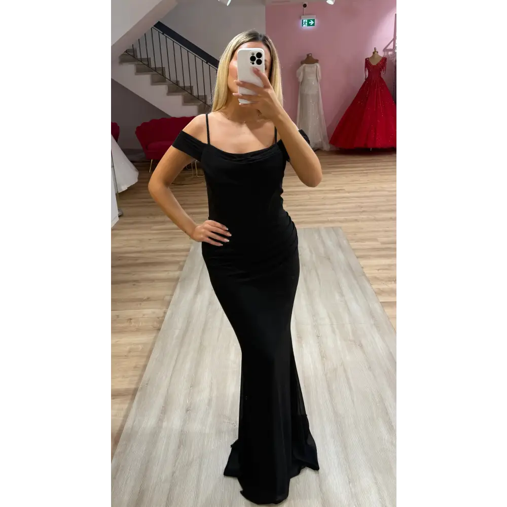 Abendkleid Helen in Schwarz – Zeitloses bodenlanges Kleid mit V-Ausschnitt für festliche Events bei Miss LIMA in Hanau
