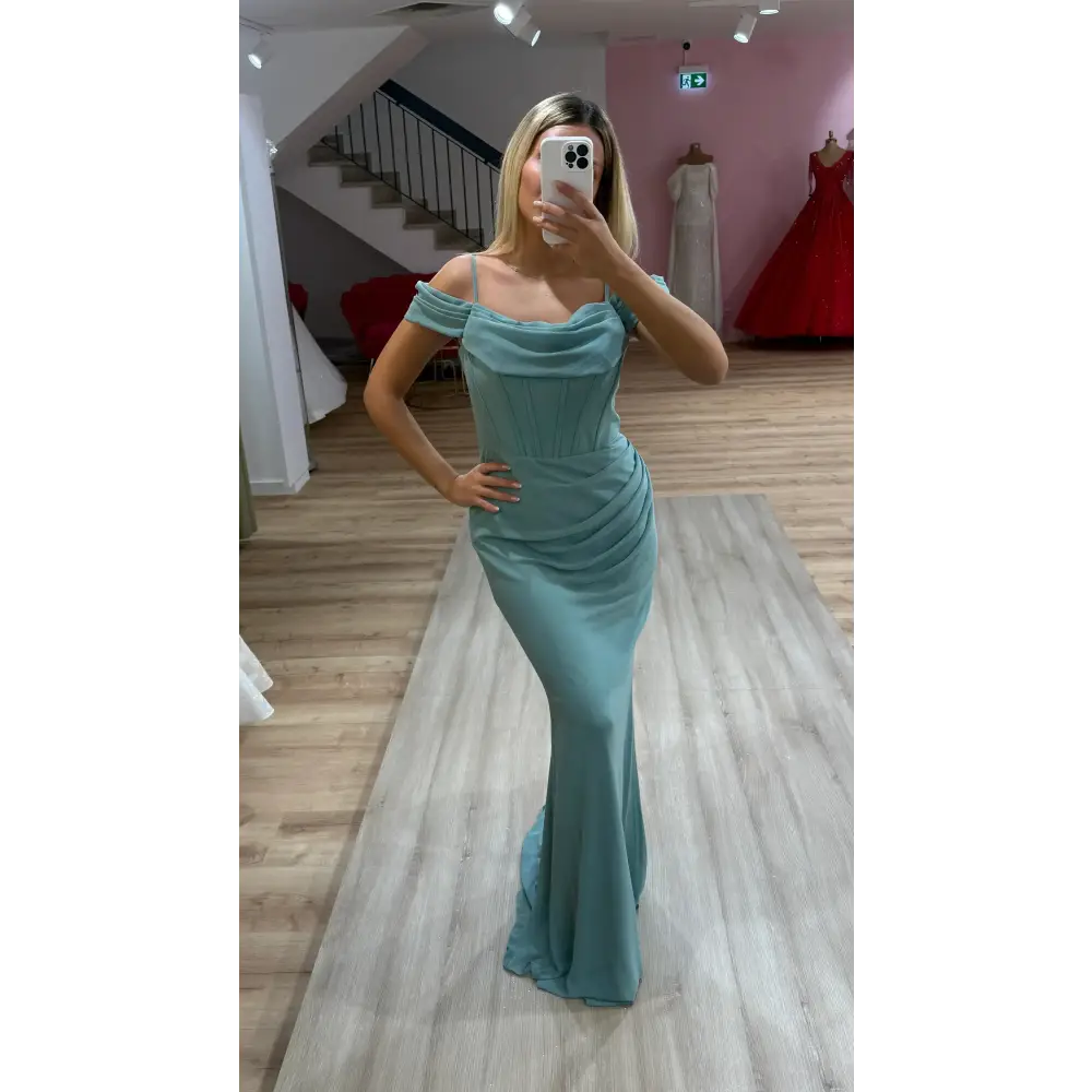 Abendkleid Helen in Türkis – Elegantes bodenlanges Kleid mit V-Ausschnitt für festliche Events bei Miss LIMA in Hanau