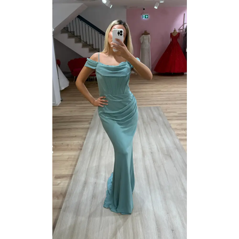 Abendkleid Helen in Türkis – Seitenansicht des eleganten Kleides mit Taillierung bei Miss LIMA in Hanau
