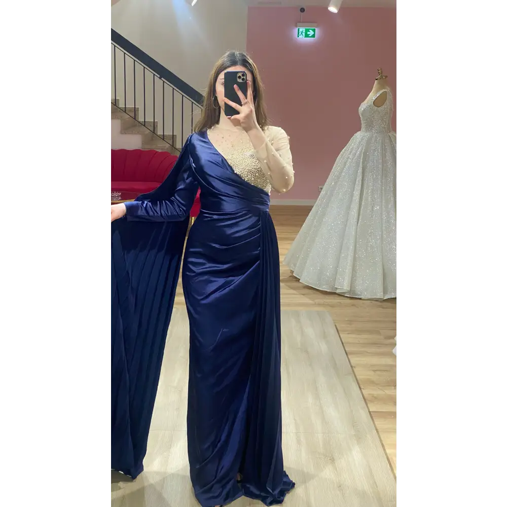 Abendkleid Kira in Dunkelblau – Trageansicht des eleganten Meerjungfrau-Kleides mit Cape bei Miss LIMA in Hanau