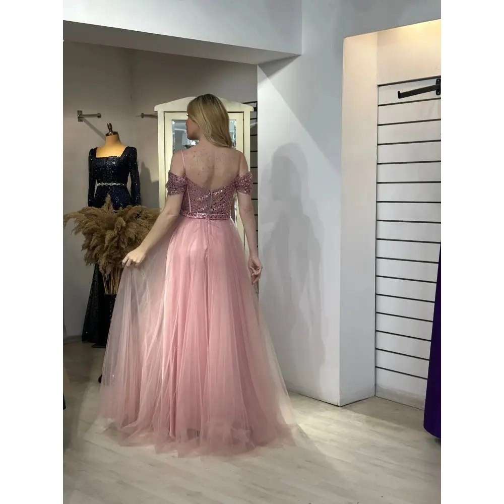 Abendkleid Mere in Rosa – Rückenansicht des eleganten Ballkleides mit Glitzer-Oberteil.