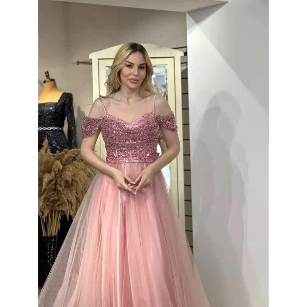 Abendkleid Mere in Rosa – Nahaufnahme des glitzernden Oberteils mit Trägern.