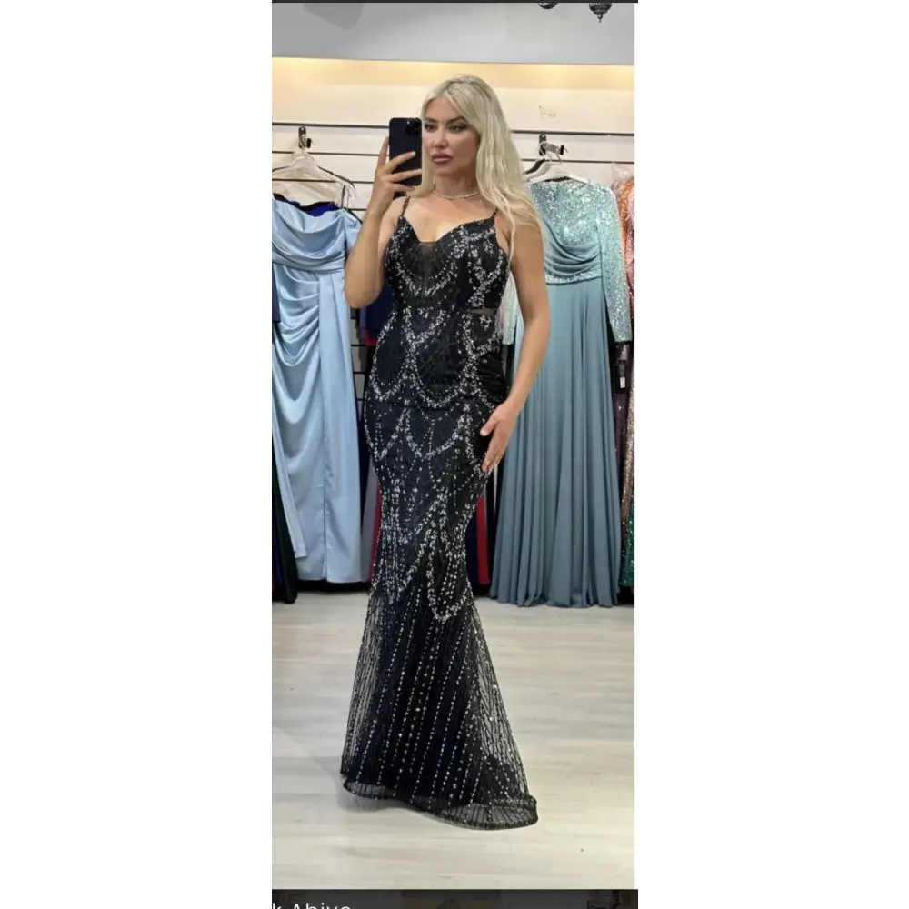 Abendkleid Mona in Schwarz – Detailansicht des glitzernden Meerjungfrau-Abendkleides von vorne.
