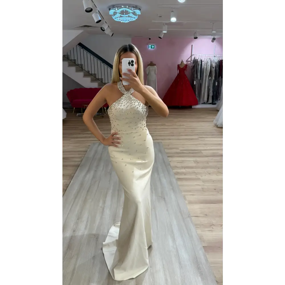 Abendkleid Olivia in Creme – Rückenansicht mit glamouröser Schleppe für besondere Anlässe bei Miss LIMA in Hanau