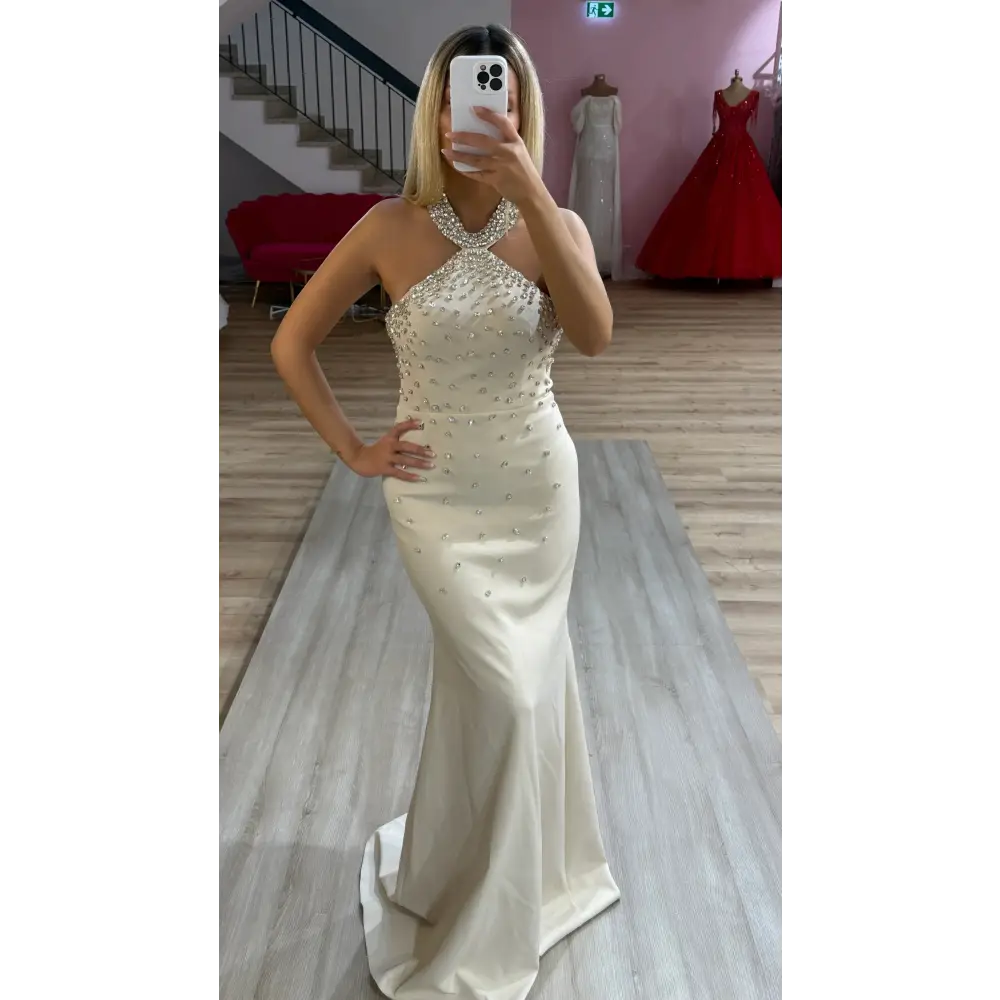 Abendkleid Olivia in Creme – Elegantes Kleid mit Perlenverzierung und Neckholder für Hochzeiten bei Miss LIMA in Hanau