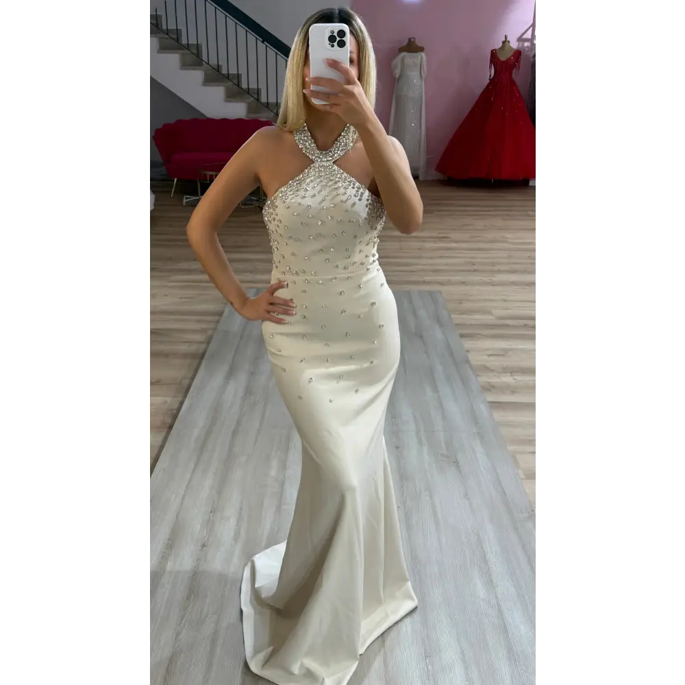 Abendkleid Olivia in Creme – Seitenansicht des eleganten Kleides mit Schleppe bei Miss LIMA in Hanau