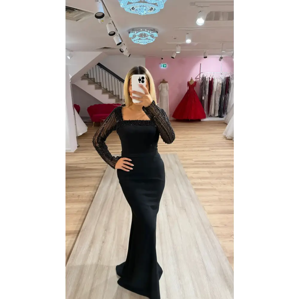 Abendkleid Sera in Schwarz – Komplettansicht mit glamourösem Cape für Hochzeiten bei Miss LIMA in Hanau