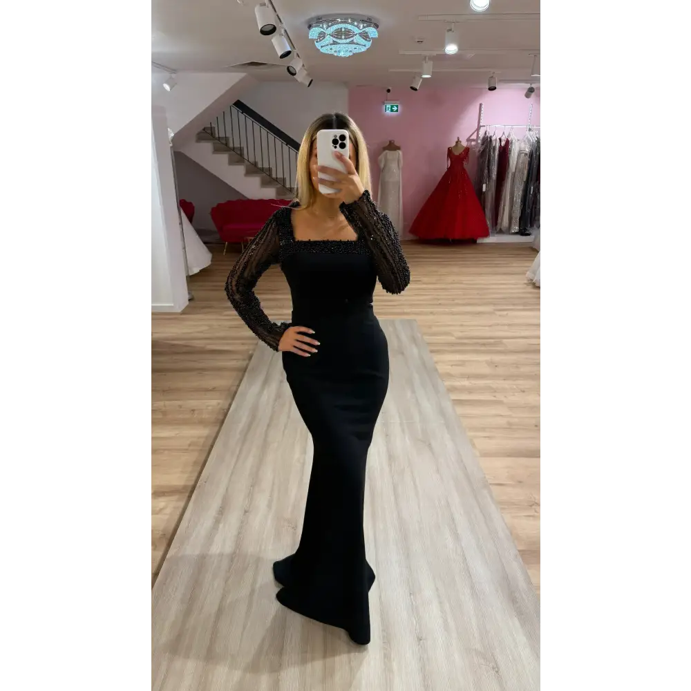 Abendkleid Sera in Schwarz – Elegantes bodenlanges Kleid mit Cape für festliche Events bei Miss LIMA in Hanau