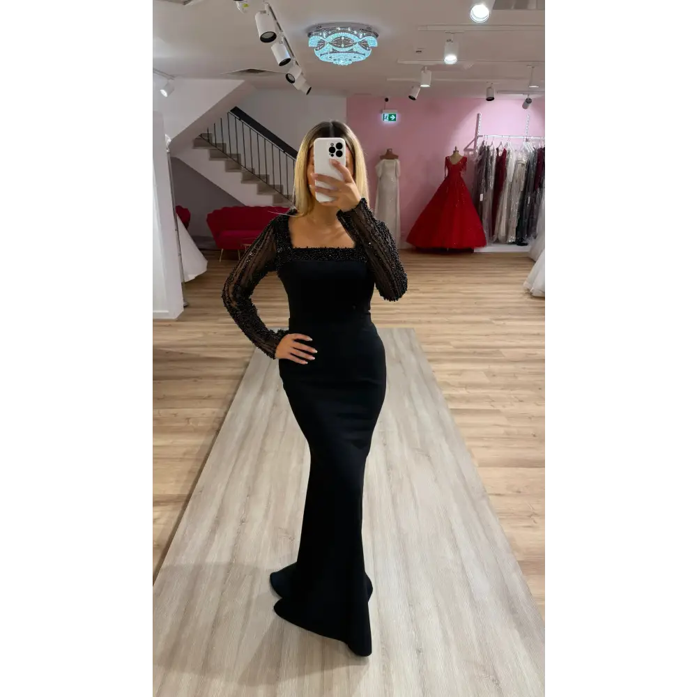 Abendkleid Sera in Schwarz – Seitenansicht mit Glitzer-Ärmeln und Tüllcape bei Miss LIMA in Hanau