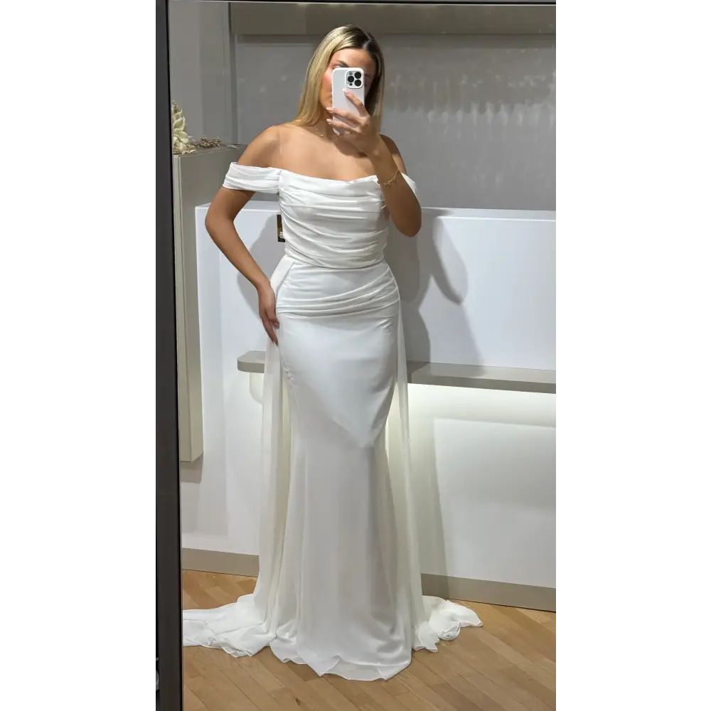 Standesamtkleid Simay in Weiß – Detailansicht des eleganten schulterfreien Kleides für das Standesamt.