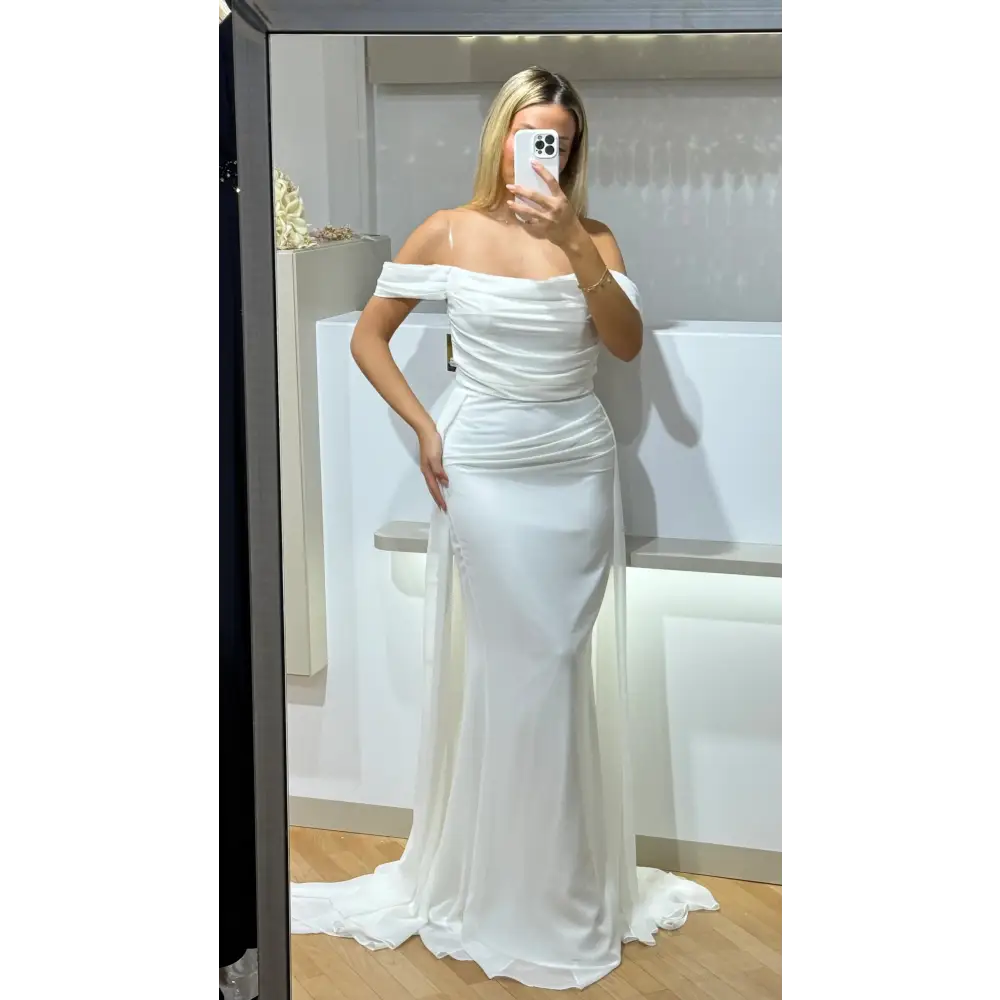 Standesamtkleid Simay in Weiß – elegantes schulterfreies Kleid für das Standesamt bei Miss LIMA in Hanau.