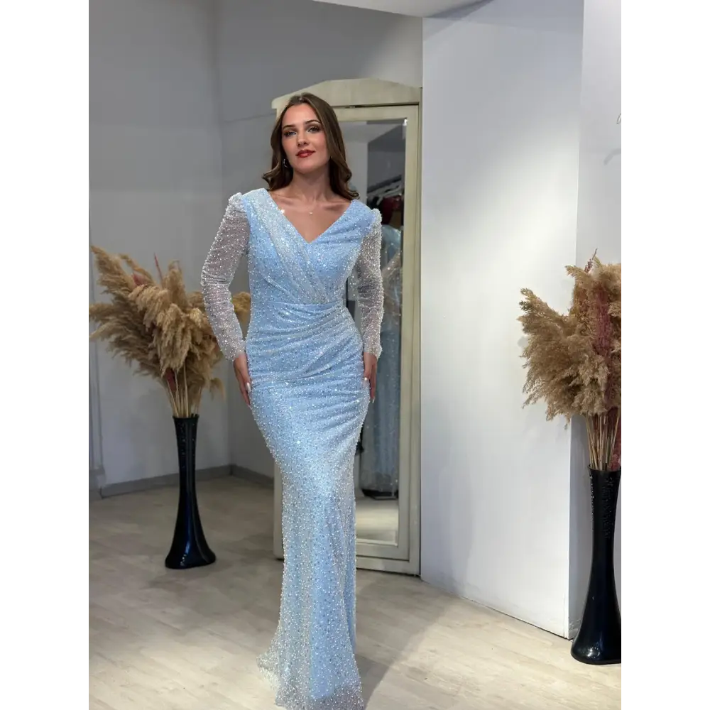 Abendkleid Tina in Hellblau – Glamouröses Paillettenkleid mit langen Ärmeln für festliche Events bei Miss LIMA in Hanau