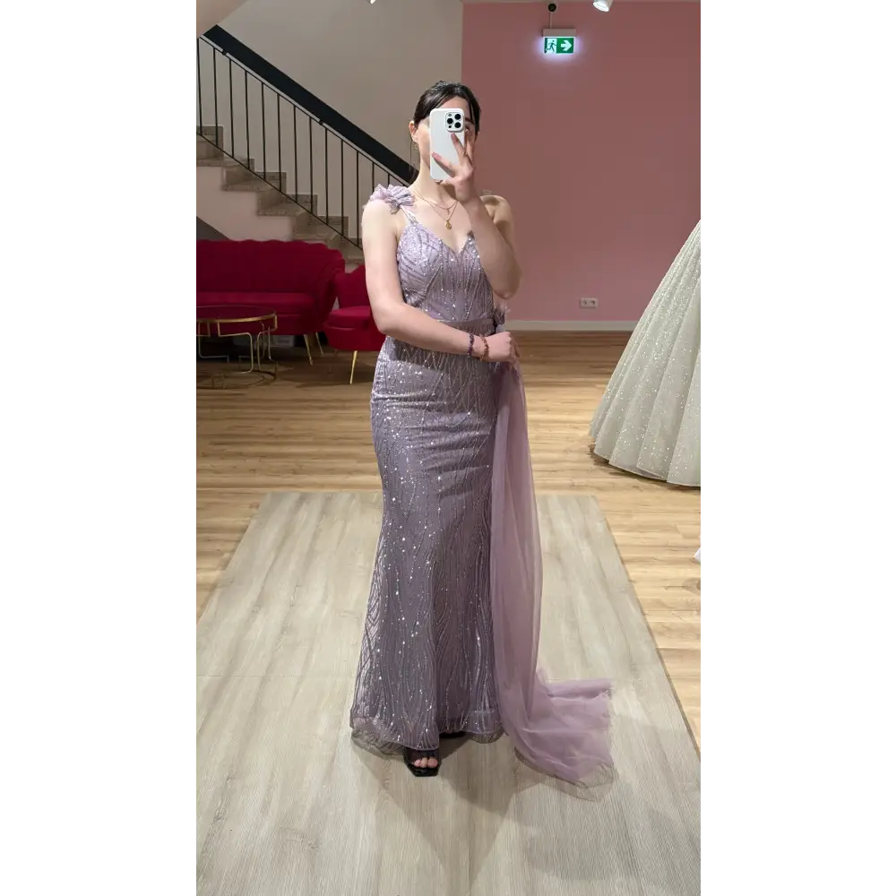 Abendkleid Zilan in Lila – Glamouröses Paillettenkleid mit Cape für festliche Anlässe bei Miss LIMA in Hanau.