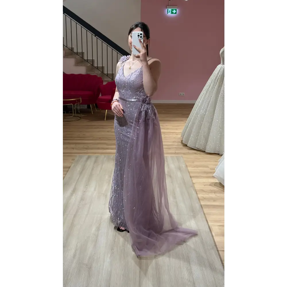 Abendkleid Zilan in Lila – Rückenansicht des Paillettenkleides mit fließendem Cape bei Miss LIMA in Hanau