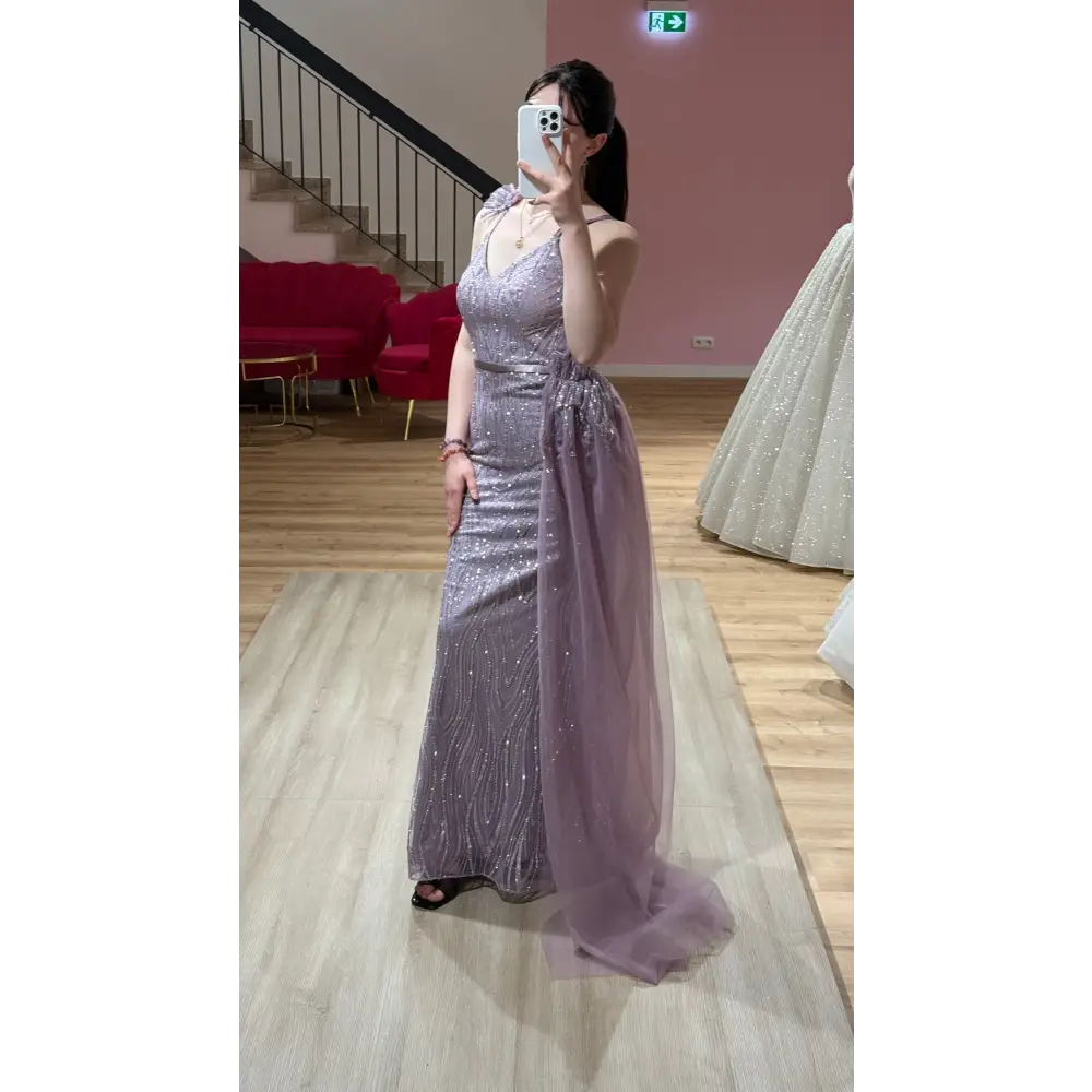 Abendkleid Zilan in Lila – Seitenansicht des glitzernden Abendkleides mit Schleppe für Hochzeiten bei Miss LIMA in Hanau