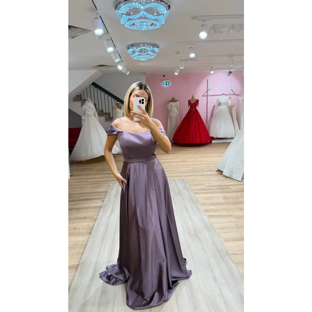 Abendkleid Zoya in Lila – Vorderansicht des traumhaften Kleides mit femininer Silhouette für Galas bei Miss LIMA in Hanau