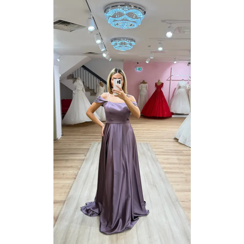 Abendkleid Zoya in Lila – Elegantes bodenlanges Kleid mit femininem Raffstoff für Hochzeiten bei Miss LIMA in Hanau