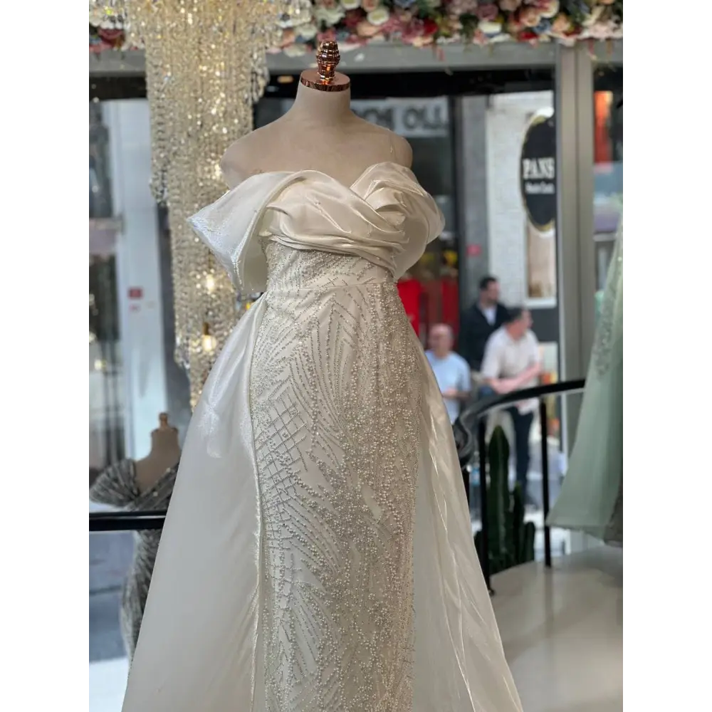 Brautkleid Elara in Weiß – Nahaufnahme des glitzernden Perlenstickerei-Details.