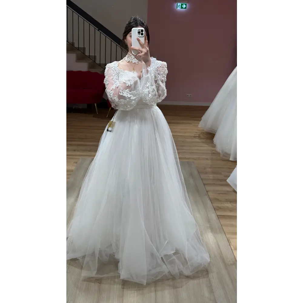 Brautkleid Lale in Weiß – Seitenansicht mit voluminösem Tüllrock.