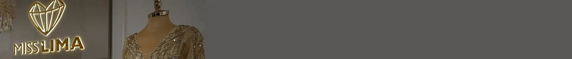 Ein schimmerndes goldenes Paillettenabendkleid, das auf einem Mannequin präsentiert wird, mit aufwendiger Spitzenverarbeitung und einer eleganten taillierten Silhouette.