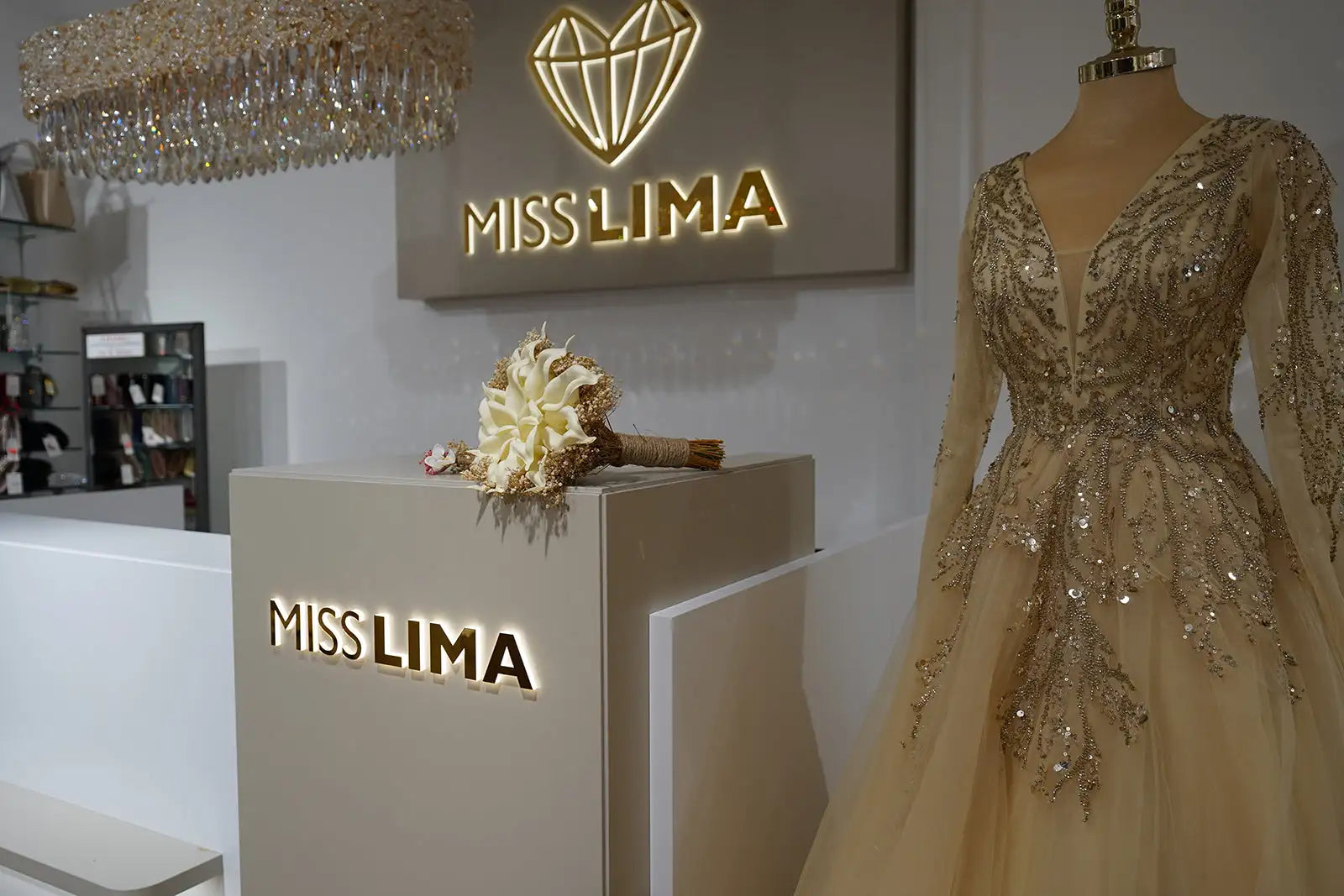 Ein schimmerndes goldenes Paillettenkleid mit langen Ärmeln und einem tiefen V-Ausschnitt, präsentiert auf einem Mannequin.