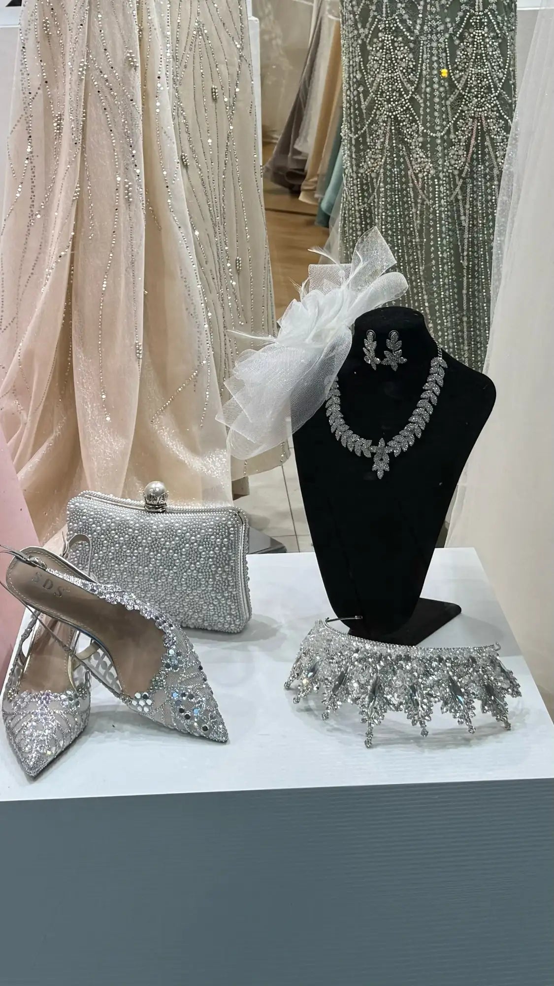 Silberne Perlen-Handtasche mit Perlenverschluss.