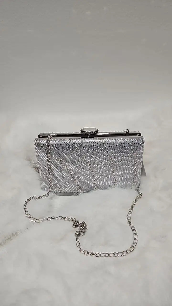 Silberne Strass-Handtasche mit Kettenriemen und dekorativer Verschluss.