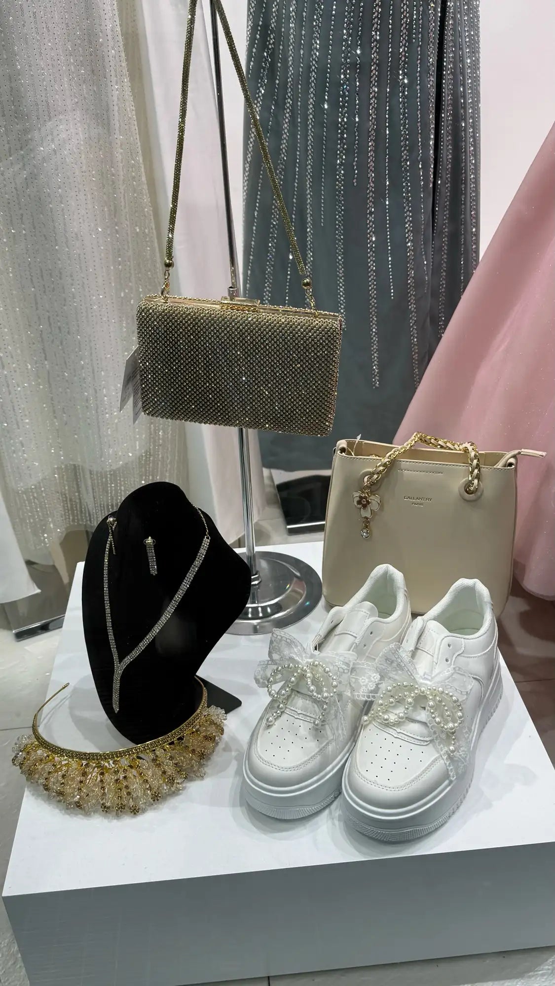 Weiße Plattform-Sneakers mit Perlen-Schleifen-Akzenten